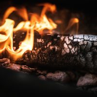 统计口径复核人员在纸质表格上标注遗漏层级与频次分档，桌角放着计算器与彩色记号笔，光线明亮